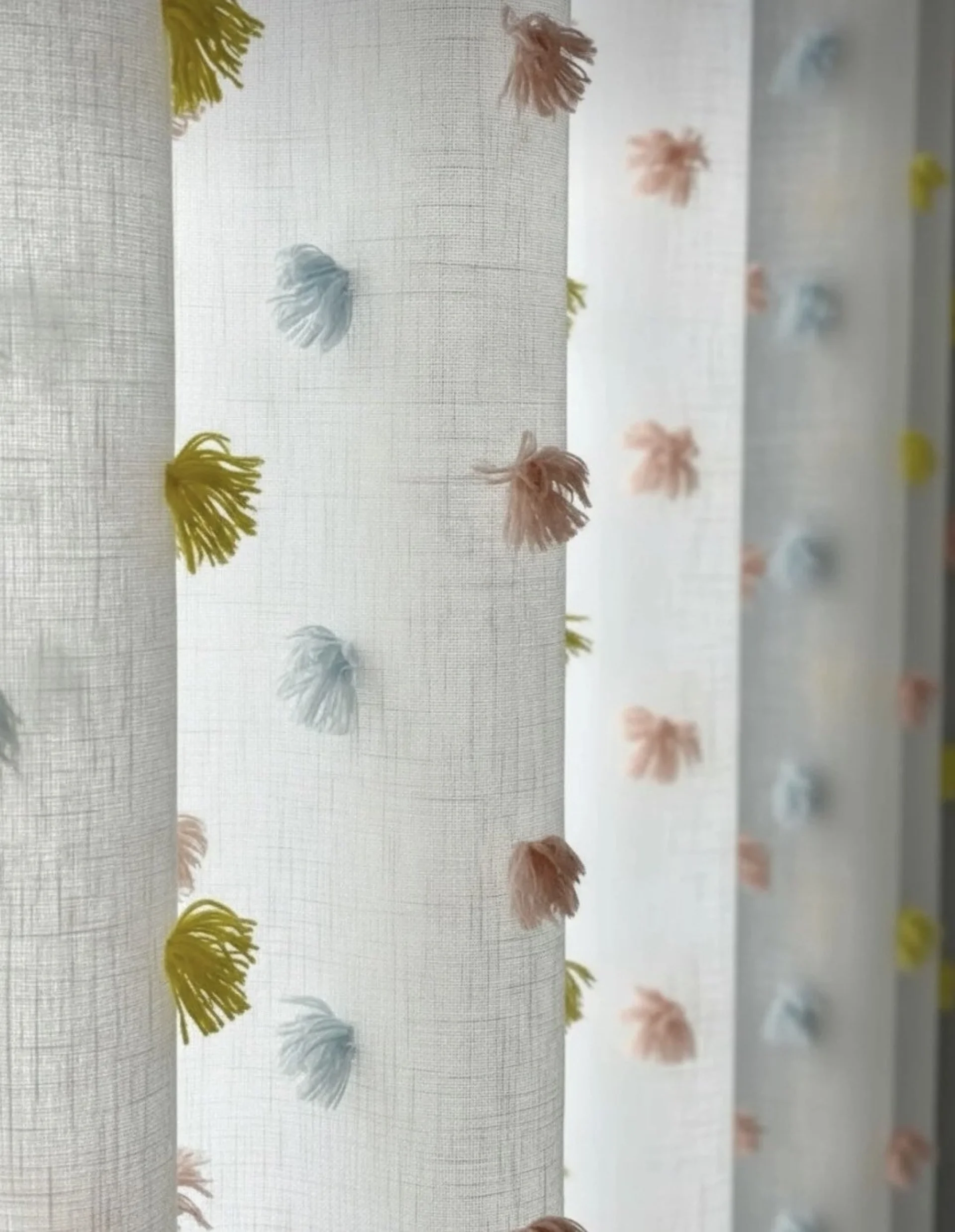 %D0%94%D0%B5%D1%82%D1%81%D0%BA%D0%BE+%D1%82%D1%8E%D0%BB+%D0%BF%D0%B5%D1%80%D0%B4%D0%B5+%D1%81+%D1%86%D0%B2%D0%B5%D1%82%D0%BD%D0%B8+%D0%BF%D0%BE%D0%BC%D0%BF%D0%BE%D0%BD%D0%B8%2C+%D1%81+%D0%BF%D0%B8%D1%81%D0%BA%D1%8E%D0%BB%D0%B8+%22Prestige+Curtains%22+%D1%80%D0%B0%D0%B7%D0%BB%D0%B8%D1%87%D0%BD%D0%B8+%D1%80%D0%B0%D0%B7%D0%BC%D0%B5%D1%80%D0%B8